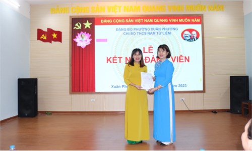 Chúc mừng đồng chí Đinh Thị Thuý Hoàn được kết nạp Đảng Cộng Sản Việt Nam