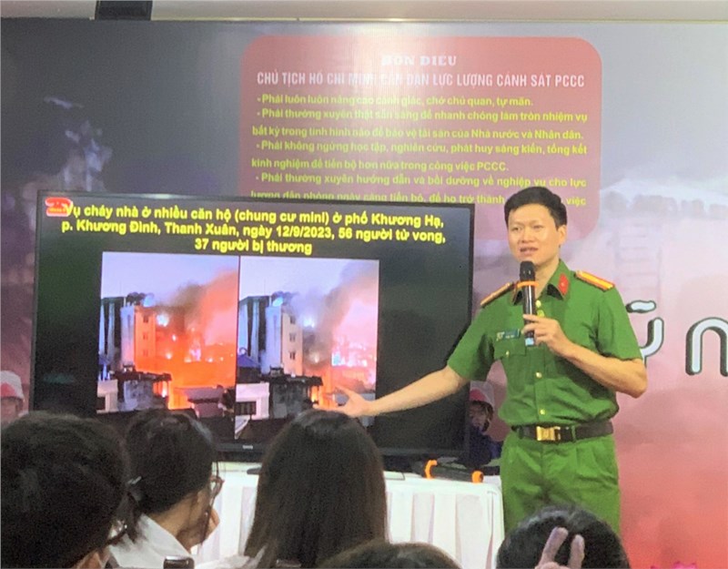 Học sinh khối 10 trường THPT Trần Phú – Hoàn Kiếm thực hiện chuyên đề “Kỹ năng phòng chống cháy nổ, thoát hiểm, thoát nạn; sơ, cấp cứu nạn nhân”